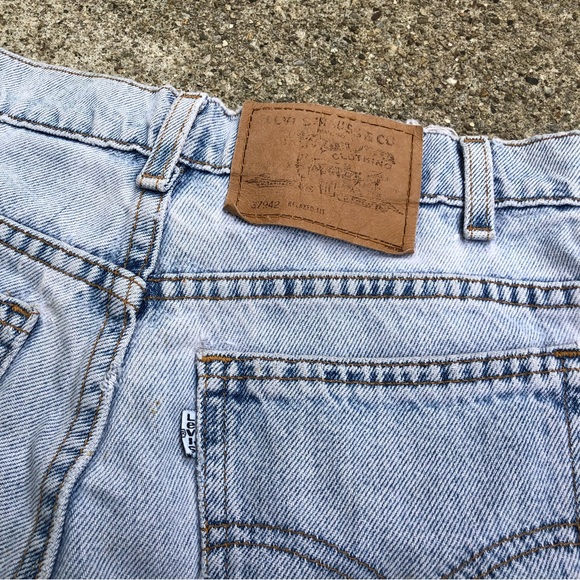 Levi’s 37942 washed denim shorts - Picture 2 of 3